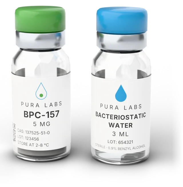 Zwei Glasvials mit PURA LABS Etikett: Peptid mit grüner Kappe, Bacteriostatic Water mit blauer Kappe